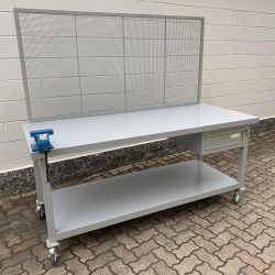 banco-da-lavoro-con-pannello-porta-utensili-cassetto-morsa-e-ruote.jpg