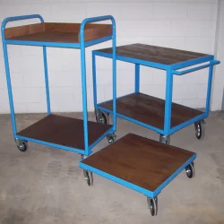 carrelli metallici con ripiani in legno